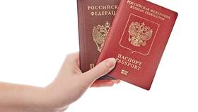 Почему паспорт России красный в Том Фарр